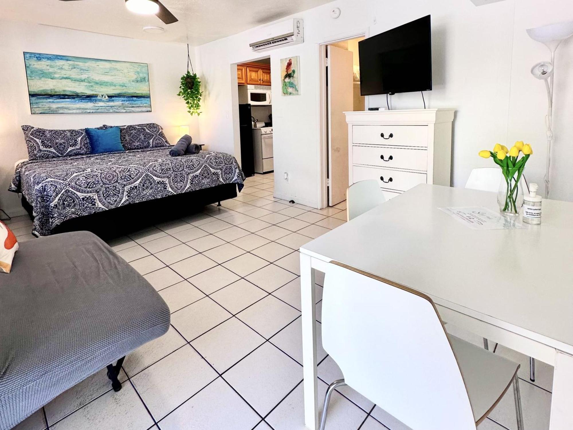 Southwinds By The Gold Nests Hollywood